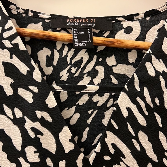 Black/White printed blouse - forever 21 - small - Picture 5 of 8